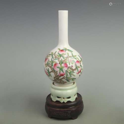 A FINE FAMILLE ROSE PORCELAIN VASE WITH NINE PEACHES PATTERN