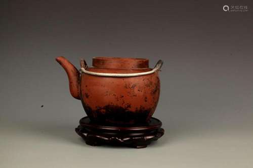 A FINELY MADE ZI SHA TEAPOT WITH HANDLE