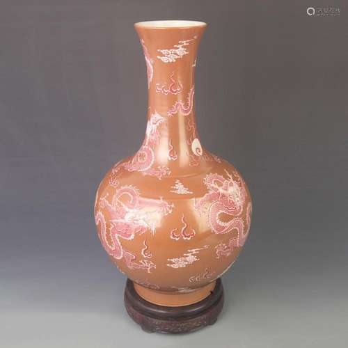 A RED COLOR GLAZED DRAGON PATTERN PORCELAIN BOTTLE