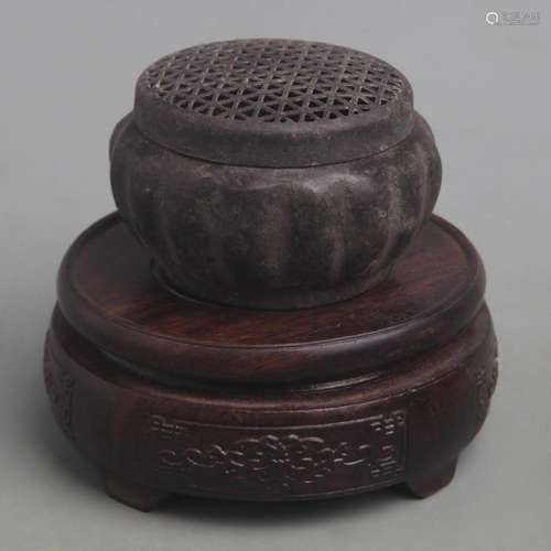 A FINE SUNFLOWER PATTERN BRONZE INCENSE BURNER