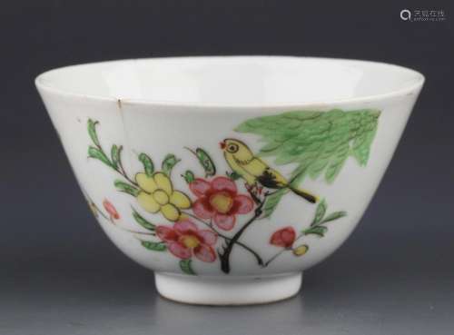 A SMALL PORCELAIN FAMILLE ROSE BOWL WITH FLOWER AND BIRD DES...