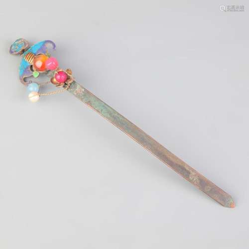 A FINE GEMSTONE HAIRPIN