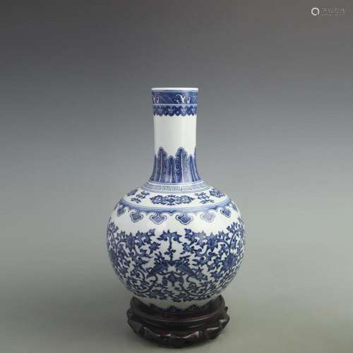 BLUE AND WHITE FLOWER PATTERN PORCELAIN MOON VASE