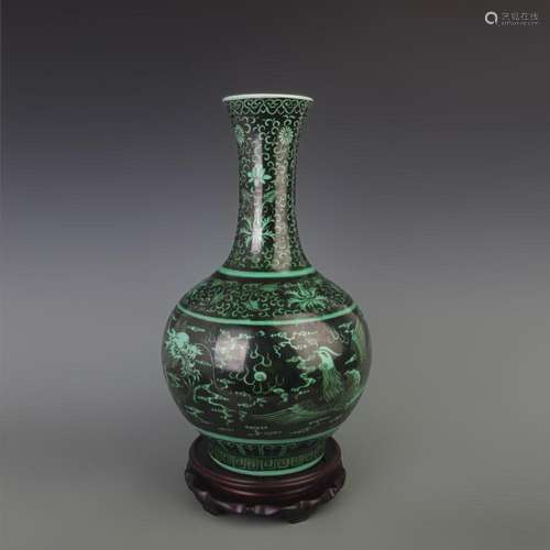 A GREEN GROUND DRAGON PATTERN PORCELAIN VASE