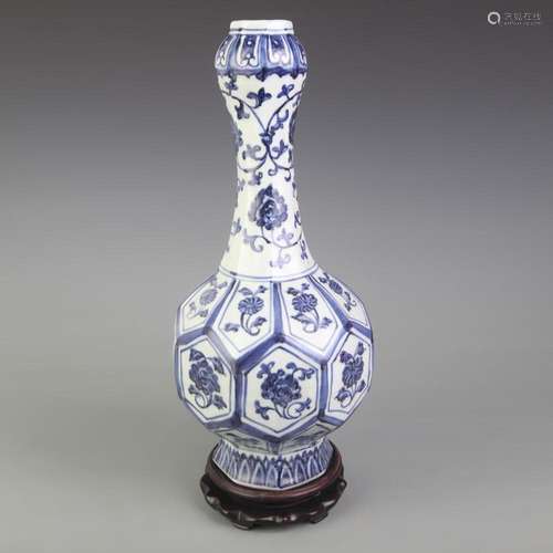 BLUE AND WHITE OCTAGONAL GARLIC-HEAD PORCELAIN BOTTLE