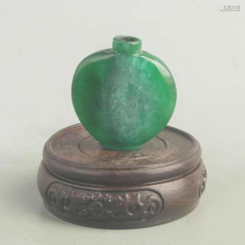 A FINE JADEITE MADE SNUFF BOTTLE