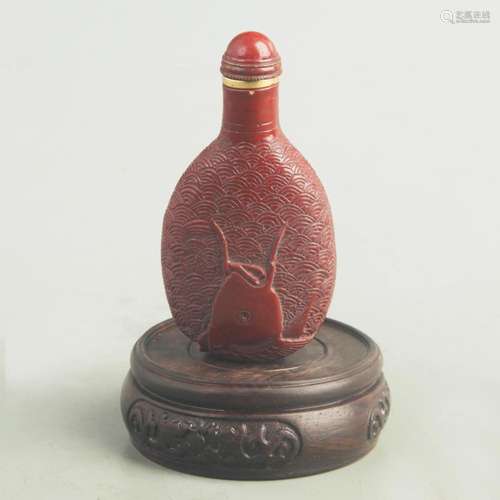 A FINE CARVED LACQUER FISH CARVING SNUFF BOTTLE