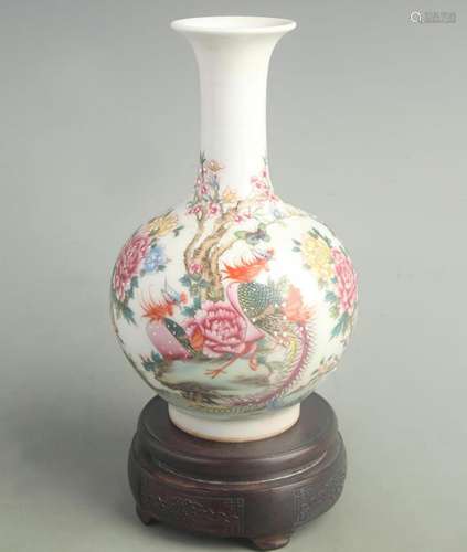 A FINE FAMILLE ROSE COLOR FLOWER PATTERN BOTTLE