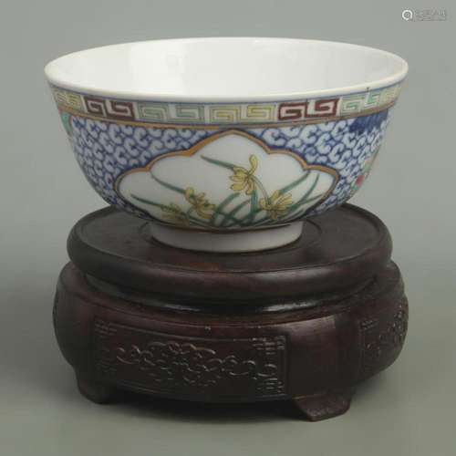 A BLUE AND WHITE FLOWER PATTERN PORCELAIN CUP