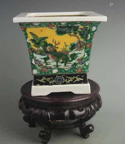 A FINE FAMILLE ROSE PINE TREE PATTERN PORCELAIN FLOWER POT