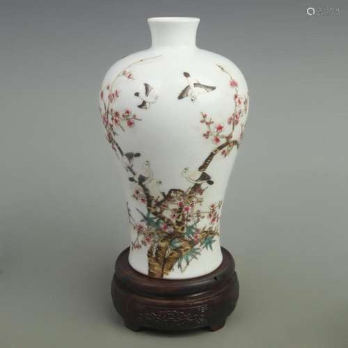 FAMILLE ROSE FLOWER AND BIRD PATTERN MEI STYLE BOTTLE