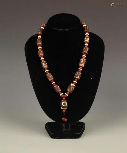 A FINE TIBETAN BUDDHISM TIAN ZHI NECKLACE