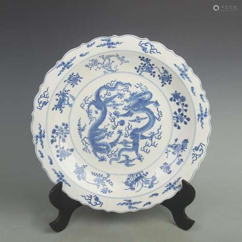 A LARGE BLUE AND WHITE FLOWER PATTERN PORCELAIN PLATE