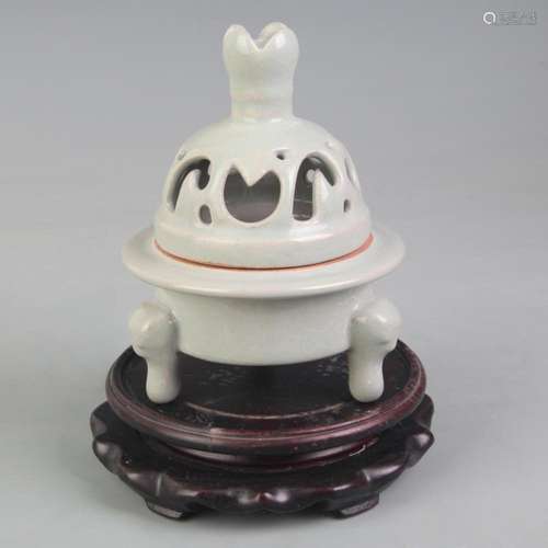 A FINE RU KILN HOLLOW CARVING PORCELAIN INCENSE BURNER