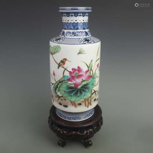 FAMILLE ROSE AND BLUE AND WHITE GROUND MALLET SHAPE VASE