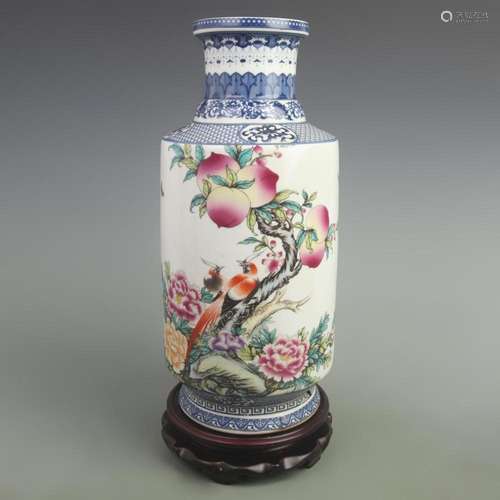 A FINE FAMILLE ROSE PEACH PATTERN PORCELAIN VASE