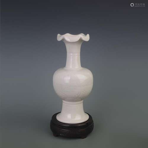 A FINE WHITE GLAZED FLOWER PATTERN PORCELAIN VASE