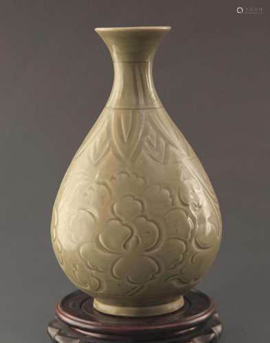 YAOZHOU KILN CARVED PEONY PATTERN YU HU CHUN BOTTLE