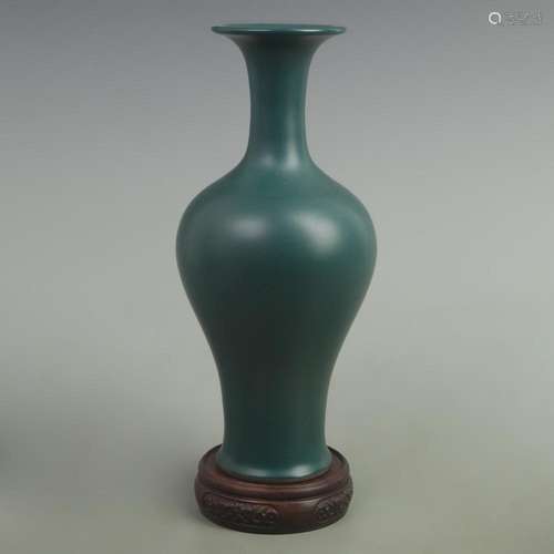 A DARK GREEN GLAZED PORCELAIN BOTTLE