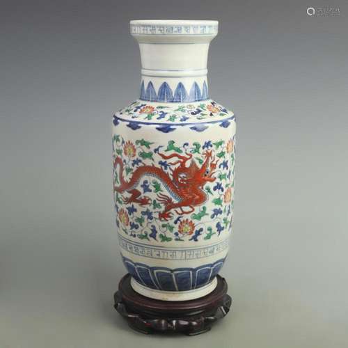 A FINE DOUCAI COLOR DRAGON PATTERN PORCELAIN VASE