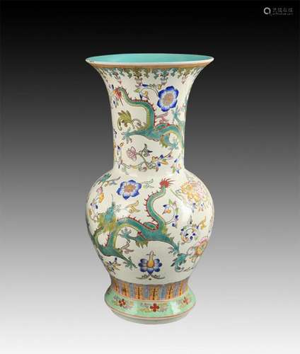 A FAMILLE VERTE DRAGON PAINTED PORCELAIN VASE