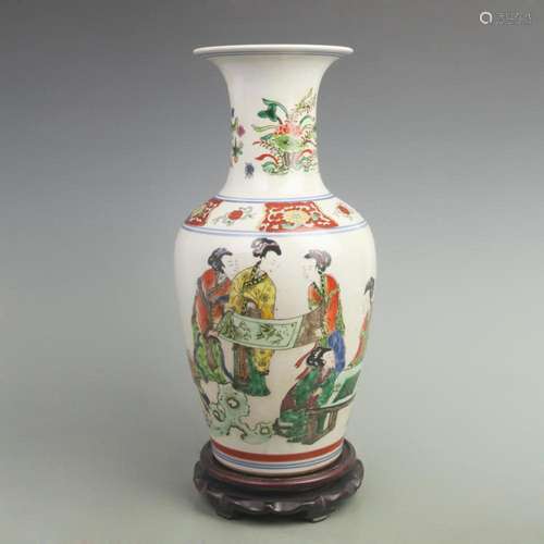 A FINE FAMILLE ROSE FEMALE FIGURINE PORCELAIN VASE