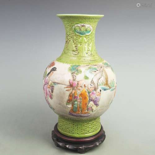 A FINE FAMILLE ROSE LONGEVITY GOD PATTERN PORCELAIN VASE