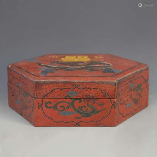 A GILT LACQUER DRAGON PATTERN SIX SIDE WOODEN BOX