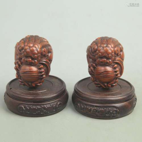 PAIR OF BOXWOOD LION FIGURE