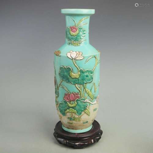 A FINE GREEN GROUND LOTUS FLOWER CARVING PORCELAIN VASE