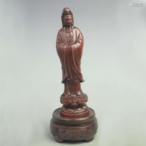 A FINELY CARVED BOXWOOD GUANYIN FIGURINE