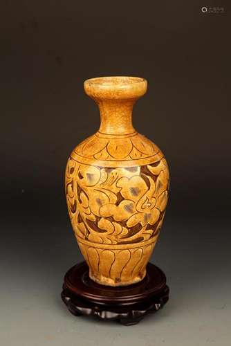 A YELLOW COLOR GLAZE FLOWER CARVING BOTTLE