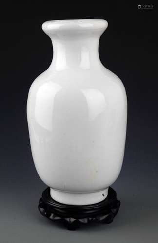 A WHITE COLOR GLAZED PORCELAIN BOTTLE