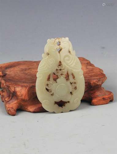 A FINE DOUBLE PHOENIX CARVING PALE CELADON JADE PENDANT