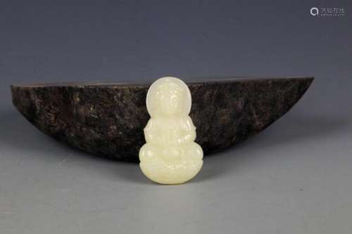 A FINELY CARVED HETIAN PALE CELADON JADE PENDANT