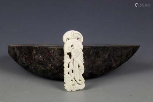 A FINE BIRD CARVING PALE CELADON JADE PENDANT