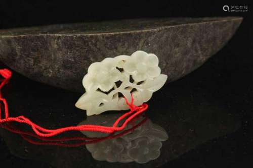 A FINE HE TIAN FLOWER PATTERN JADE PLAQUE