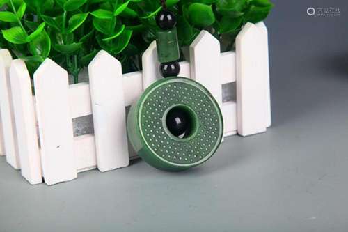 A FINE ROUND GREEN JADE PENDANT