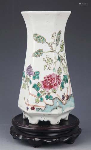 A FINELY COLOR PAINTED FLOWER PATTERN PORCELAIN VASE