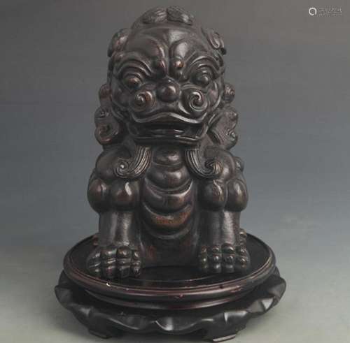 BAMBOO ROOT CARVING OF A HOUSE-GUARDING LION FIGURINE