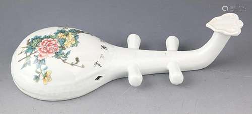 A FINE PORCELAIN LUTE PATTERN FIGURE