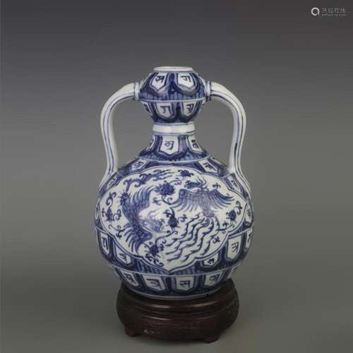 BLUE AND WHITE GARLIC HEAD SHAPED PORCELAIN BOTTLE WITH PHOE...