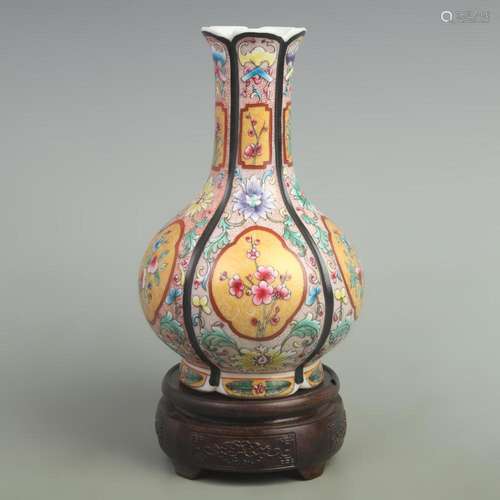 A FINE FAMILLE ROSE FLOWER PATTERN PORCELAIN BOTTLE