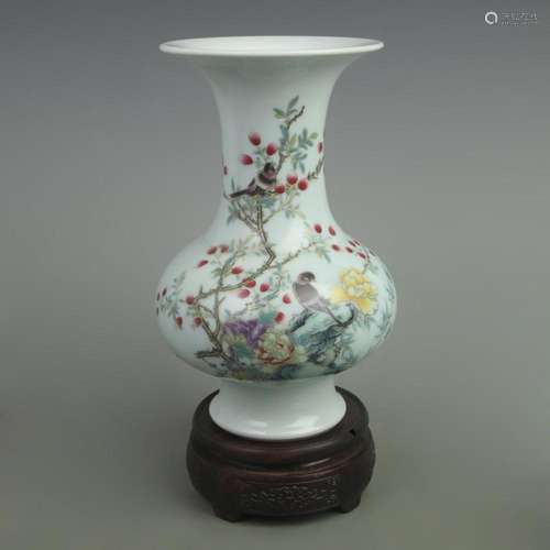 A FINE FAMILLE ROSE LIGHT BLUE COLOR FLOWER PATTERN PORCELAI...