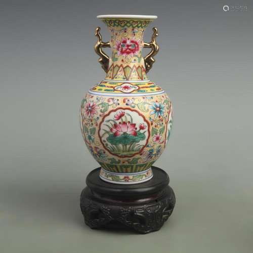 A FINE ENAMEL COLOR DOUBLE EAR FLOWER PATTERN PORCELAIN VASE