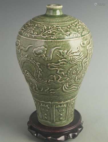 LONGQUAN KILN PORCELAIN VASE WITH DRAGON PATTERN