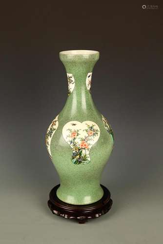 A GREEN GROUND FLOWER PATTERN OLIVE STYLE VASE