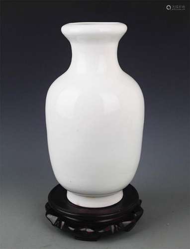 A INNER PAINTED WHITE COLOR PORCELAIN VASE