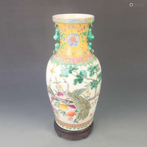 A FAMILLE ROSE FLOWER PATTERN PORCELAIN VASE