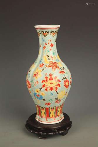 A FINE FAMILLE ROSE LOTUS FLOWER PATTERN PORCELAIN VASE